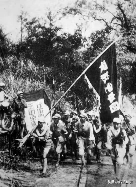 1949年小战士从报纸上认出父亲，指导员：别闹了！这可是兵团司令