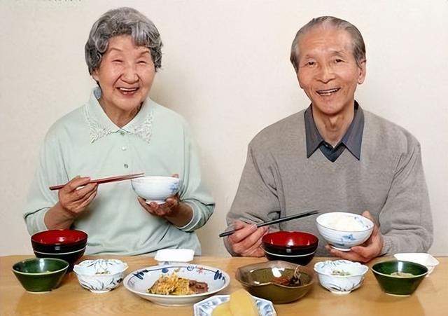 年龄大了管住嘴！50岁以后，5种肉要少吃，再馋也要控制住