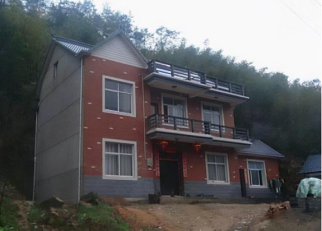 折翼天使顽强产婴，34岁四肢截肢孕妇，靠腕部发力顺利当妈