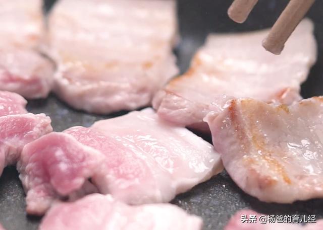 五花肉这样吃太美味，搭配芹菜和豆腐，营养又解馋，孩子特爱吃