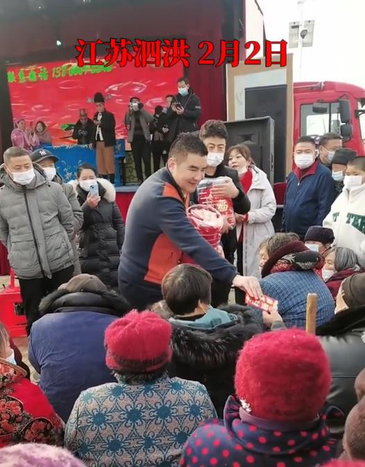 中国首善陈光标回家乡，给数百位老人发红包，网友称标哥又回来了