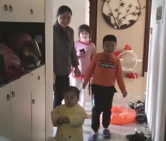 笋都被夺完啦！小学生居家没带作业，大白却上门表演“卷从天降”
