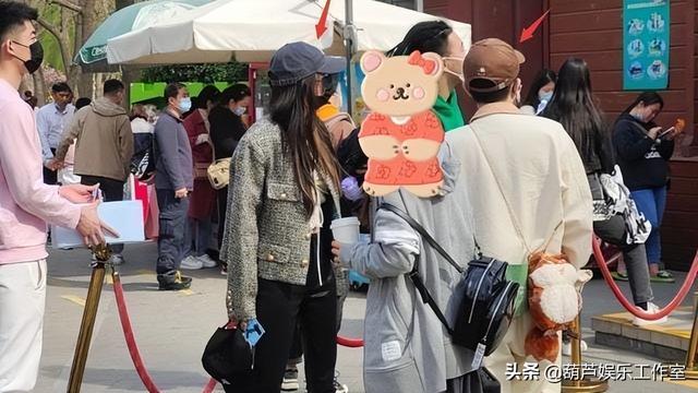 网曝杨幂张大大同游，逛公园踏春形影不离