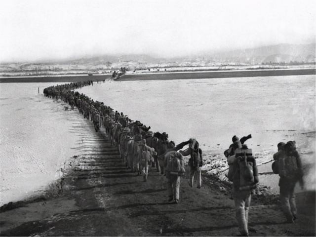志愿军老兵当农民32年，1984年看报纸回部队，才知老军长一直找他