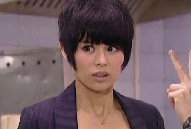 胡杏儿一家回农村过年，不嫌弃简陋环境，老公包揽农活长子挑扁担
