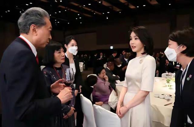 韩国第一夫人火了！颜值气质都好惊艳，穿衣搭配值得妈妈辈借鉴