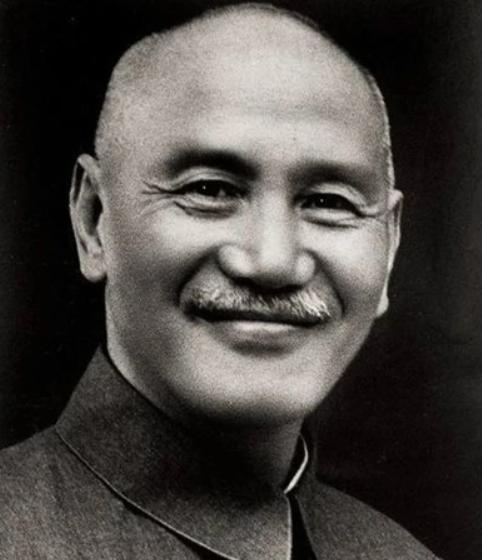 1975年蒋介石逝世，张学良苦想3天挽联，葬礼上留16字意味深长