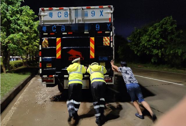 冷空气南下暴雨持续下，交警硬核救援刷遍朋友圈！