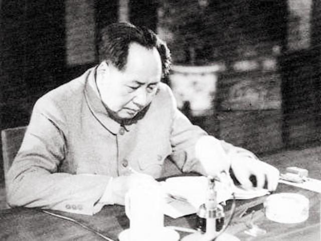 1957年毛主席去看望儿子，闲聊间毛岸青想到一事：爸爸你说怪不怪
