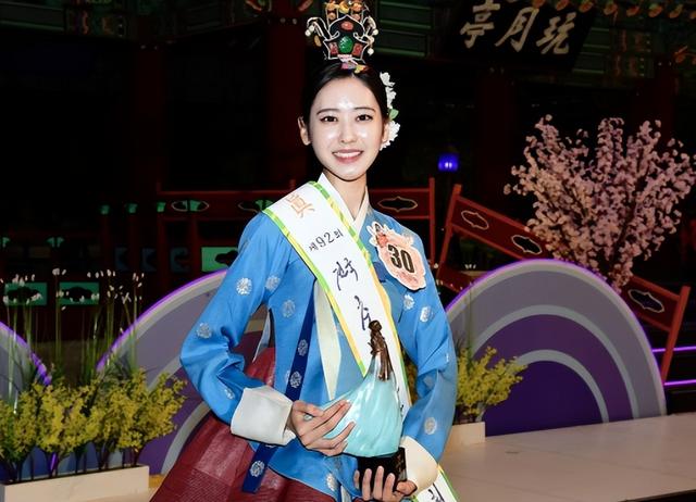 韩国23岁女孩夺得“传统美人”冠军，获奖5万，被称最高级别美人