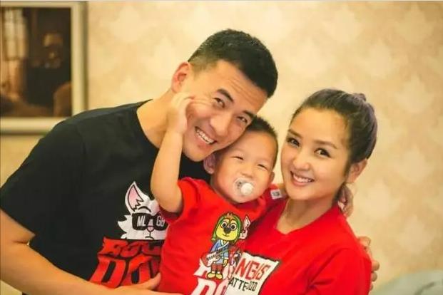 喊话《浪姐》求工作被无视，哭诉养不起4个娃，何洁值得同情吗？