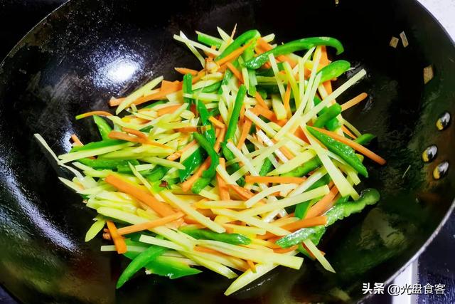 冬天，鸡蛋和这三样一起炒，营养非常全面，孩子常吃，顺利过冬