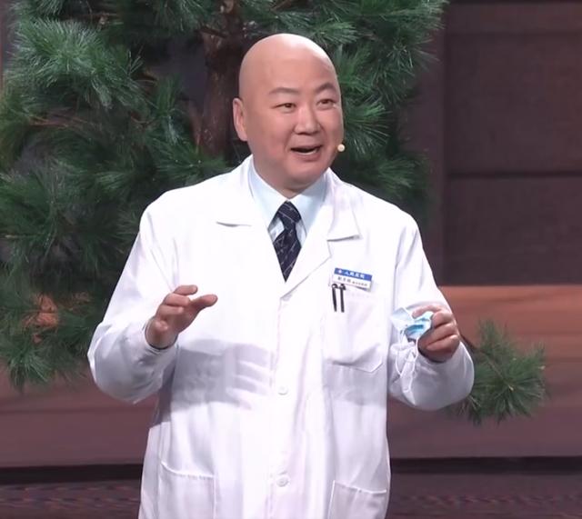陈宝国戴口罩挖鼻孔，沈腾毛衣穿成买家秀，春晚亮点你看谁？