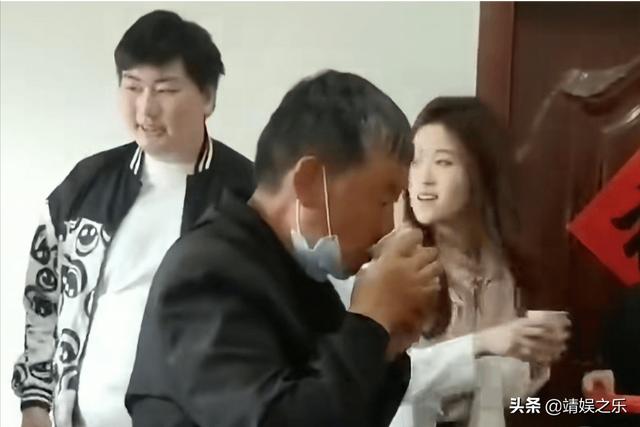 朱小伟陈萌现身商场，2人穿情侣装甜蜜依偎，女方一脸憨笑太幸福