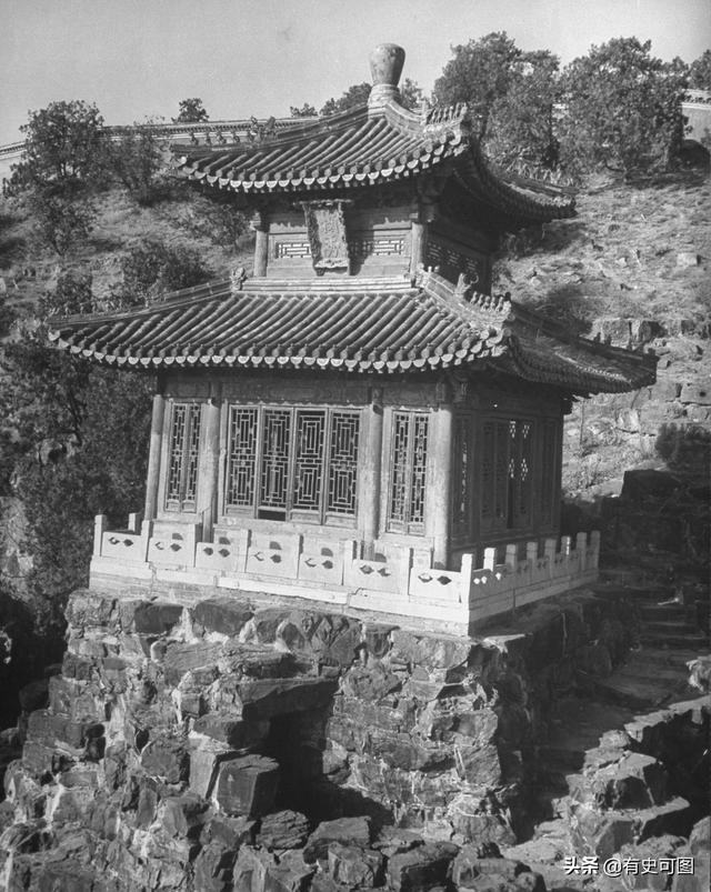 1946年的紫禁城外停滿了汽車，太和殿上放著袁世凱的西洋寶座