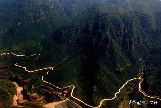 10万人花费十年时间，人工凿平1250座山，红旗渠的修建有多难？