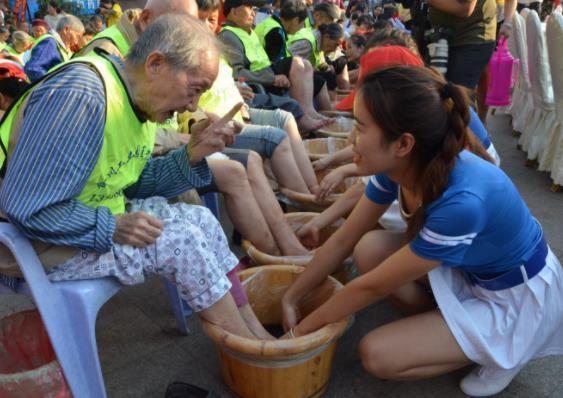 10后的孝顺有多敷衍？给老爸洗脚拍完照就走，爸爸：小棉袄漏风了