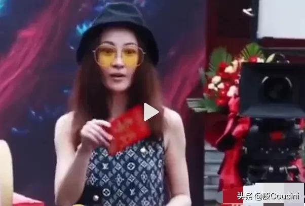 姚笛分手几年后，文已经和马伊俐离婚，姚笛却被老公骗了？
(图11)