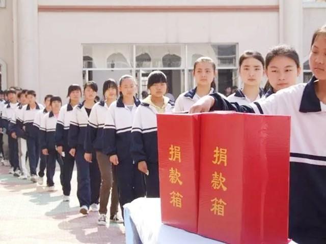 2013年，杨超凡因长相吓人求职受挫，在街头“卖丑”