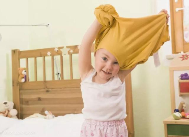 若宝宝身体这2个地方很凉，说明已经很冷了，要赶紧添衣