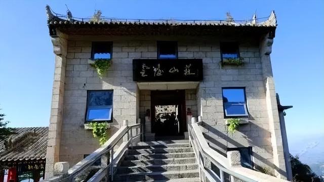 华山在哪里啊哪个省(爬华山一年死多少人)
