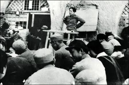 毛主席年轻时请教胡适问题被拒绝，多年后主席说：没人听我说土话