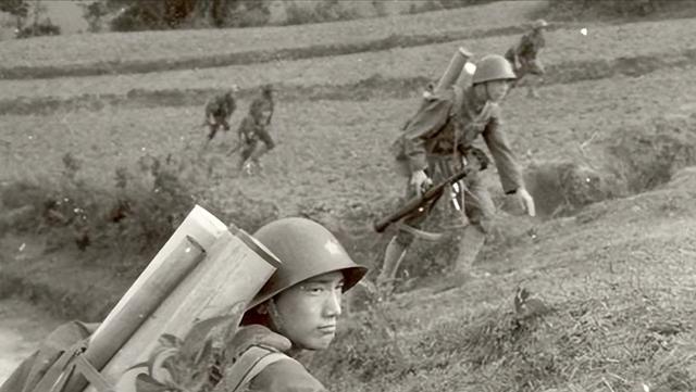 18岁新兵牺牲在老山前线，母亲一夜白头，扶碑痛哭：儿啊，娘来了