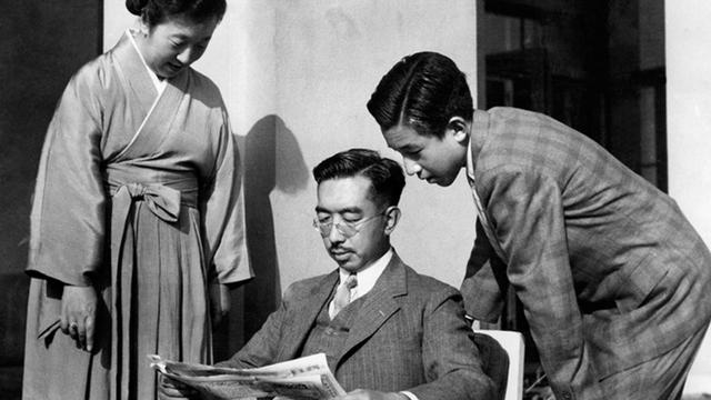 二战日本战败后，裕仁天皇为免一死，到底给了麦克阿瑟什么东西？