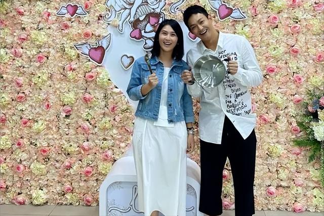棒棒堂威廉官宣，与交往4年女友登记结婚，女方身材发福被疑怀孕
