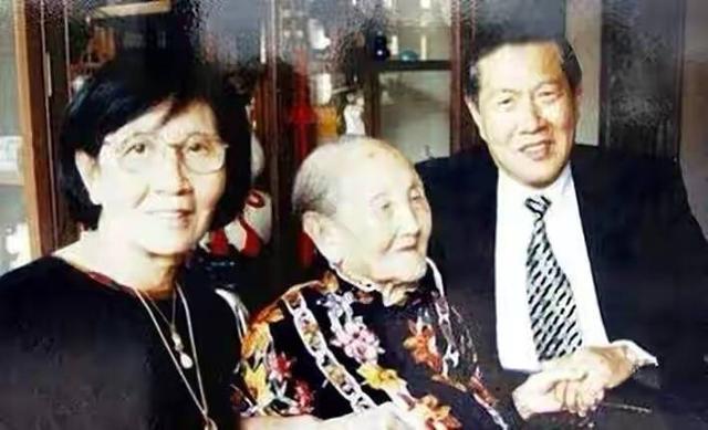 江苏女人，活到106岁，守寡54年，把13个孩子都培养成博士，凭啥
