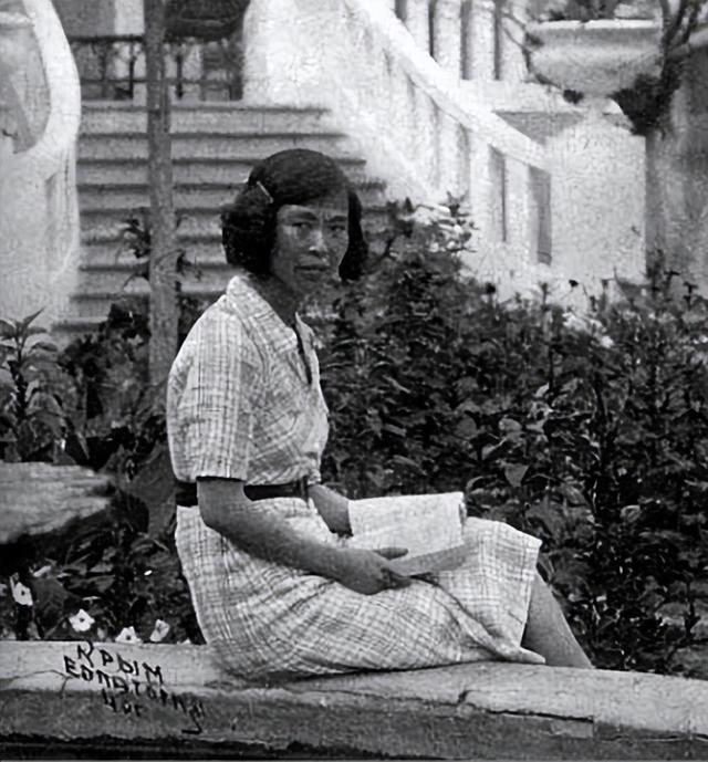 64年李敏去参观博物馆，讲解员小声说：那个女孩长得很像毛主席