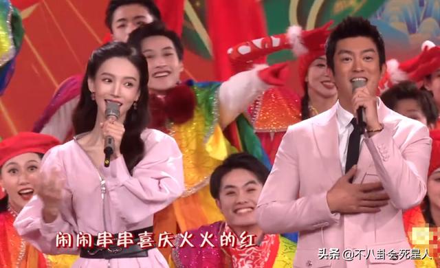 央视元宵女星PK：毛晓彤赢了金晨，万茜“败”在服装上