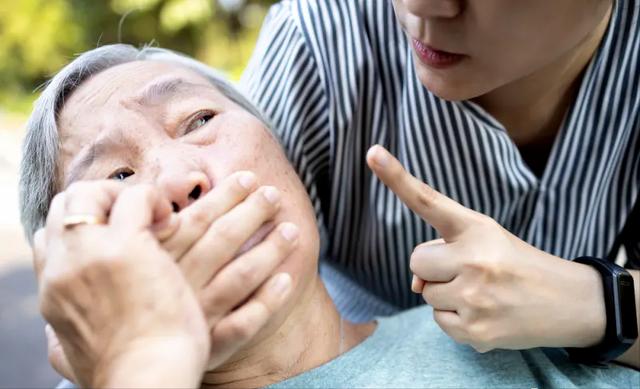 全网愤怒！上海一福利院欲送未死老人火化，人还在动装进裹尸袋？