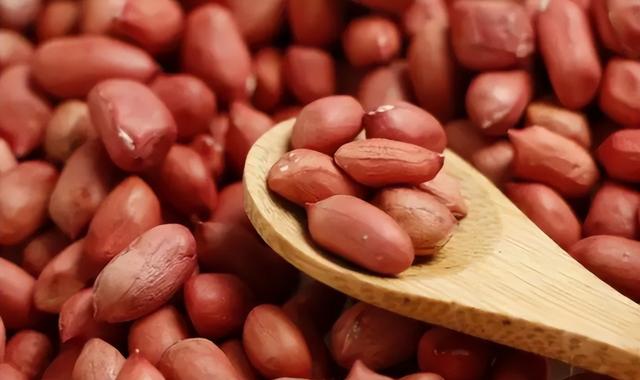 花生是糖尿病“导火索”？提醒：若想胰岛强壮，2种食物或早忌口