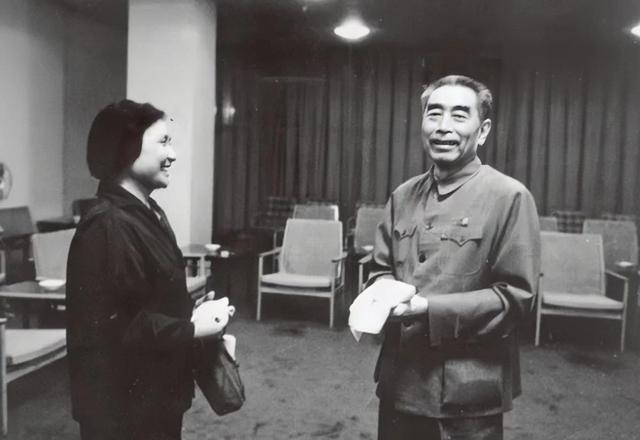1950年徐向前去怀仁堂开会，周恩来看着最后一排笑了：你换个座位