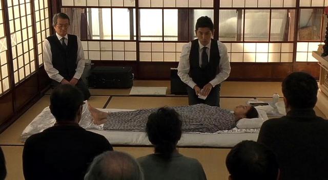 别用手直接触摸身体入殓师无关恐惧就算是亲人也不能这样做 新闻时间