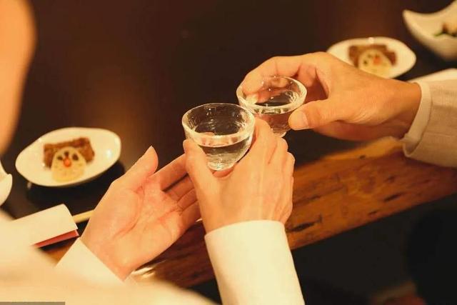 年纪大了戒酒没必要？45岁后，就要牢记“2喝2不喝”，益处多