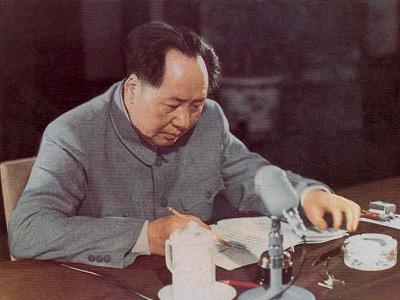 乌克兰抱美国大腿可靠吗？1975年毛主席断言：美国人保护不了欧洲