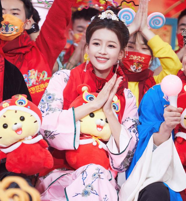 关晓彤春晚小品照片(北京卫视春晚小品2022关晓彤)