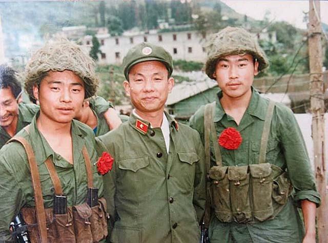 老山副连长战前恋爱，遭降级处分，25岁战场牺牲前大喊：我走了