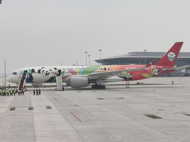 驚喜滿滿！王牌A359墨鏡俠執飛首航，川航還給乘客准備了大禮包