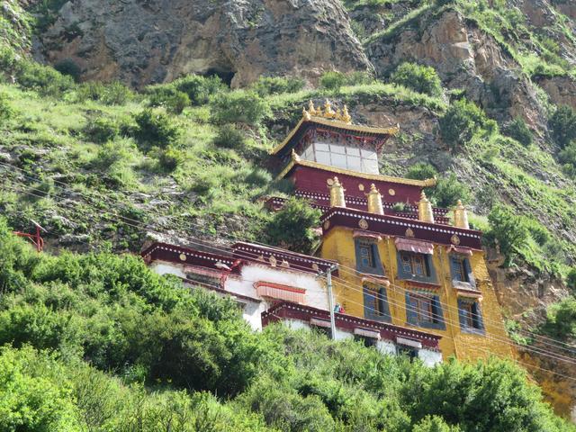 藏在懸崖上的寺廟，1300多年曆史，如今成小衆景點