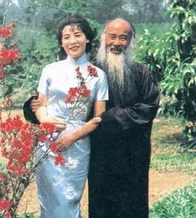 15岁嫁给张大千，相伴25年为他生下8个孩子，40岁为何坚决离婚？