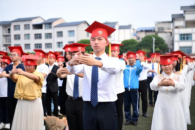 看！这是余庆中学的成人礼！！！