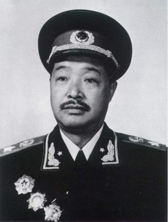 许光达逝世后，骨灰盒安置引发争议，毛主席：放到它应该放的地方