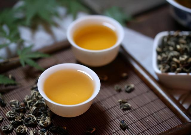 长期喝白开水与长期喝茶的人相比，谁的身体更健康？医生说出答案