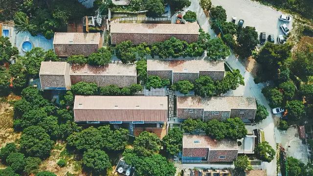 一座舊學校改造的木藝民宿，庭院玻璃湯泉、手工木作、溯溪撈魚