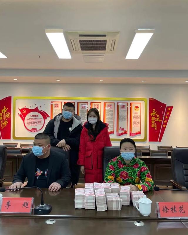 草帽姐为家乡再捐120万！抱10沓百元大钞显豪气，物资摆满一条街