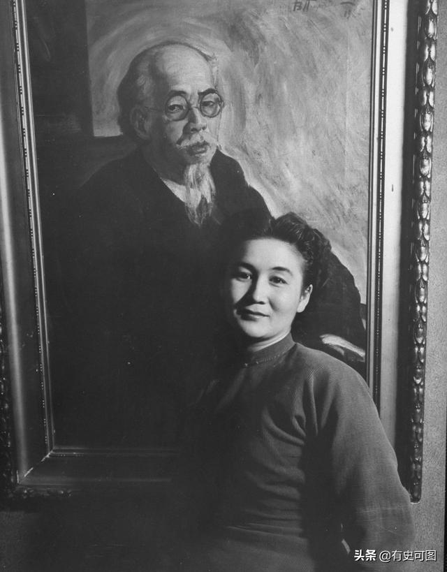1946年的紫禁城外停滿了汽車，太和殿上放著袁世凱的西洋寶座