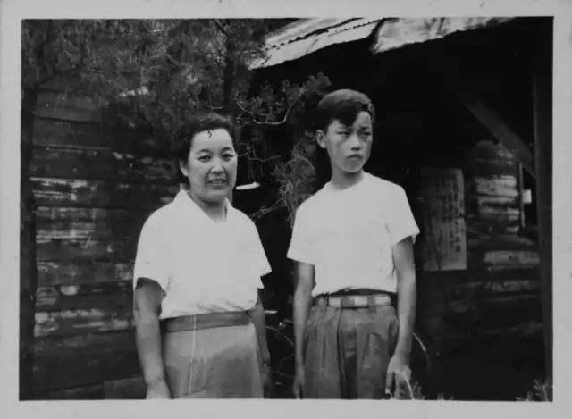 1976年日本团体访华，日籍翻译向黑龙江老农下跪：感谢你养育了我